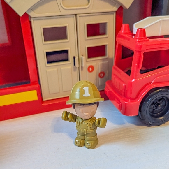 Kid Connection Fire Station, Vehicles and Accessories - Picture 10 of 10